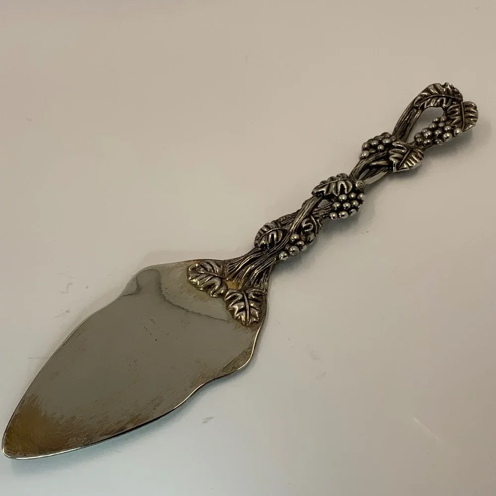 Vintage Silver Plate Grape Vine Ornate‎ Cake Pie Server Dessert Slicer